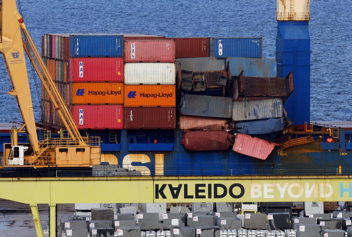 Llega a Vigo un buque mercante con un espectacular corrimiento de carga causado por el fuerte oleaje