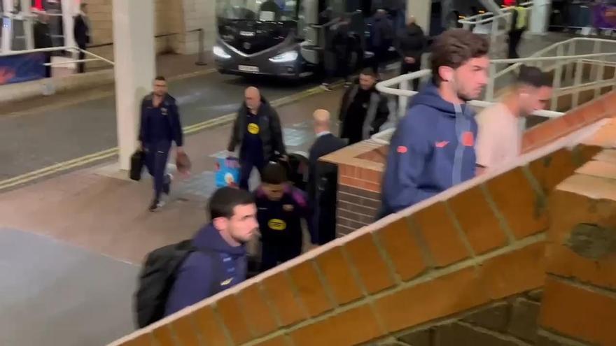 ¡Llega el Barça al Saint James' Park! Flick el primero en salir, Lamine y Lewy como es habitual los últimos