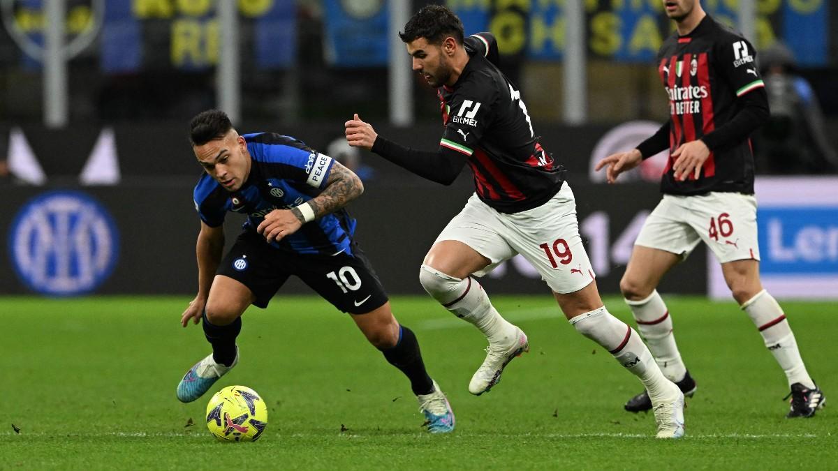 Theo Hernández y Lautaro Martinez disputan un balón en el derbi entre el Milan y el Inter
