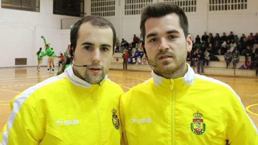 Aarón Sestay (derecha), con Pedro Eiras, su pareja arbitral. // FdV