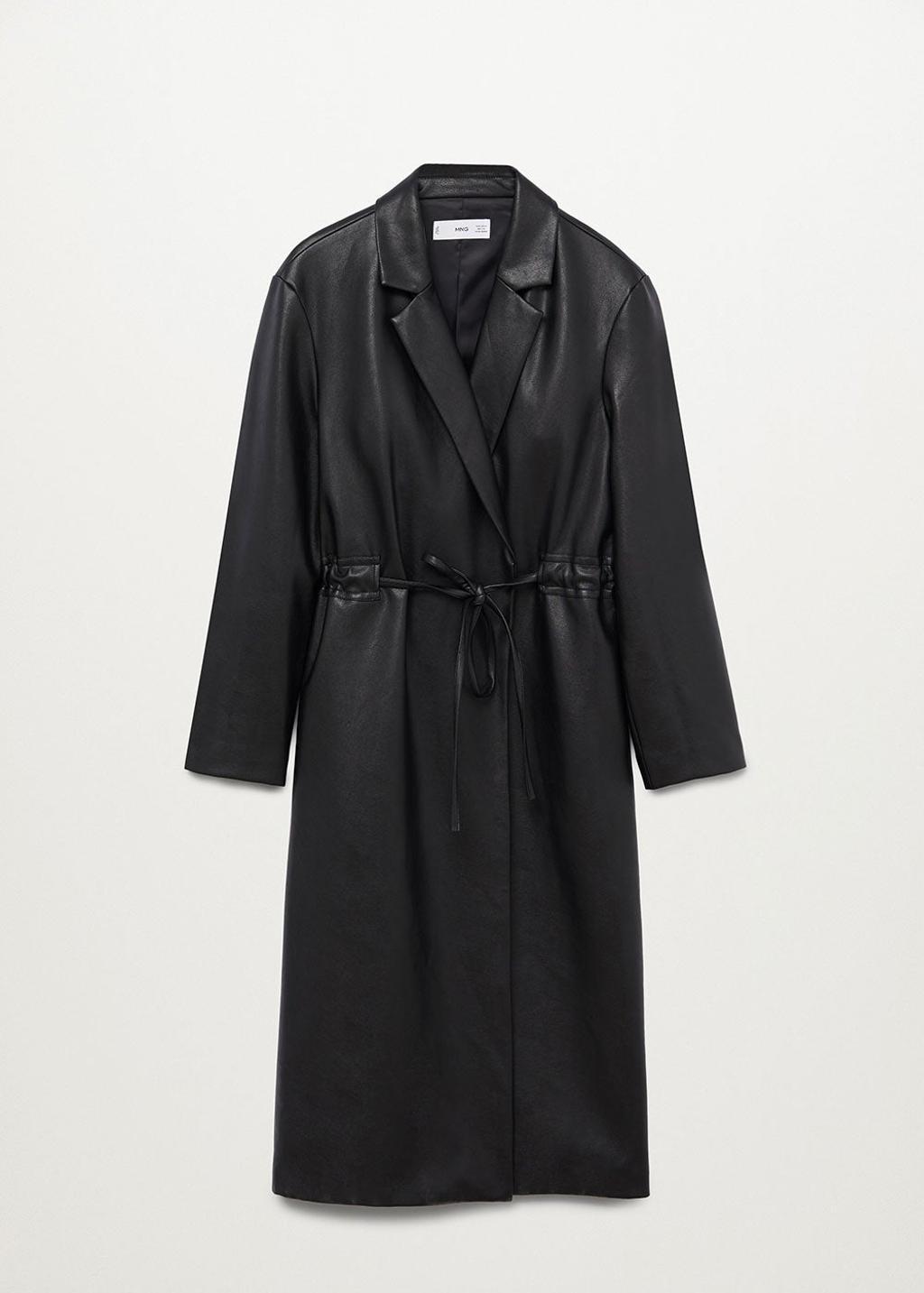 Abrigo efecto piel cinturón de Mango (precio: 69,99 euros)