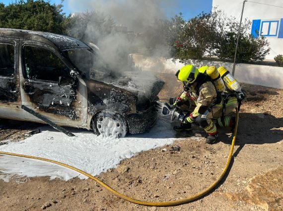 Mira aquí cómo ha quedado el coche que se ha incendiado en Formentera