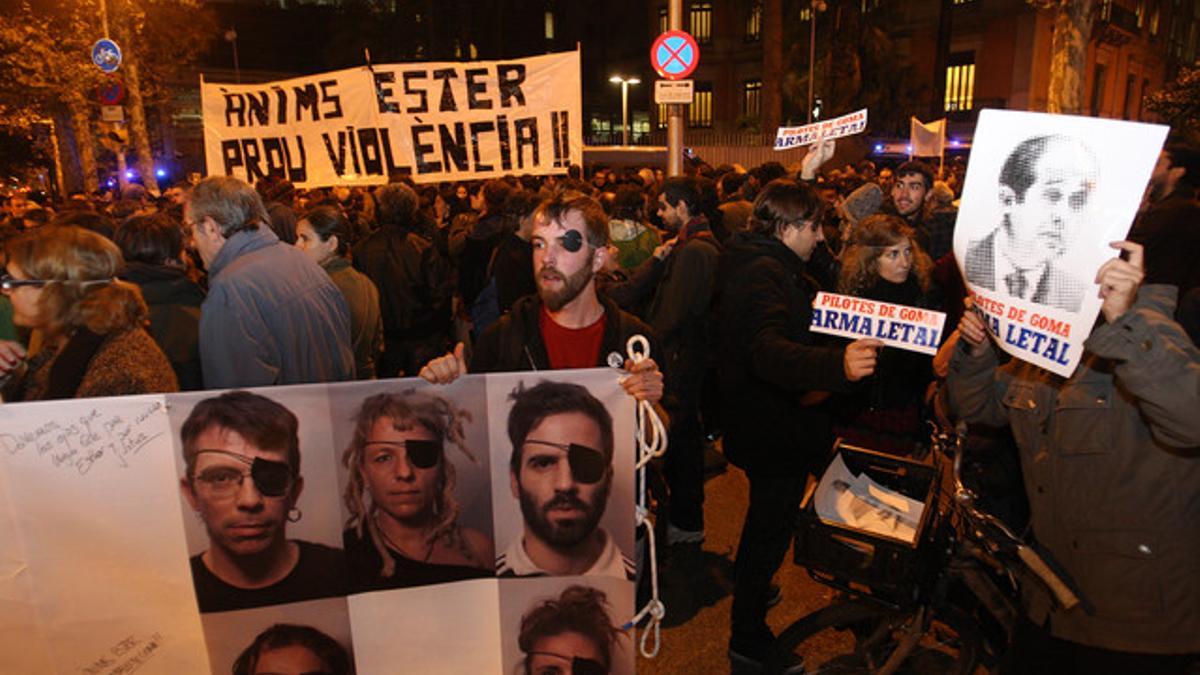 Concentración delante de la Conselleria d'Interior en contra de las pelotas de goma usadas por los antidisturbios en las manifestaciones.