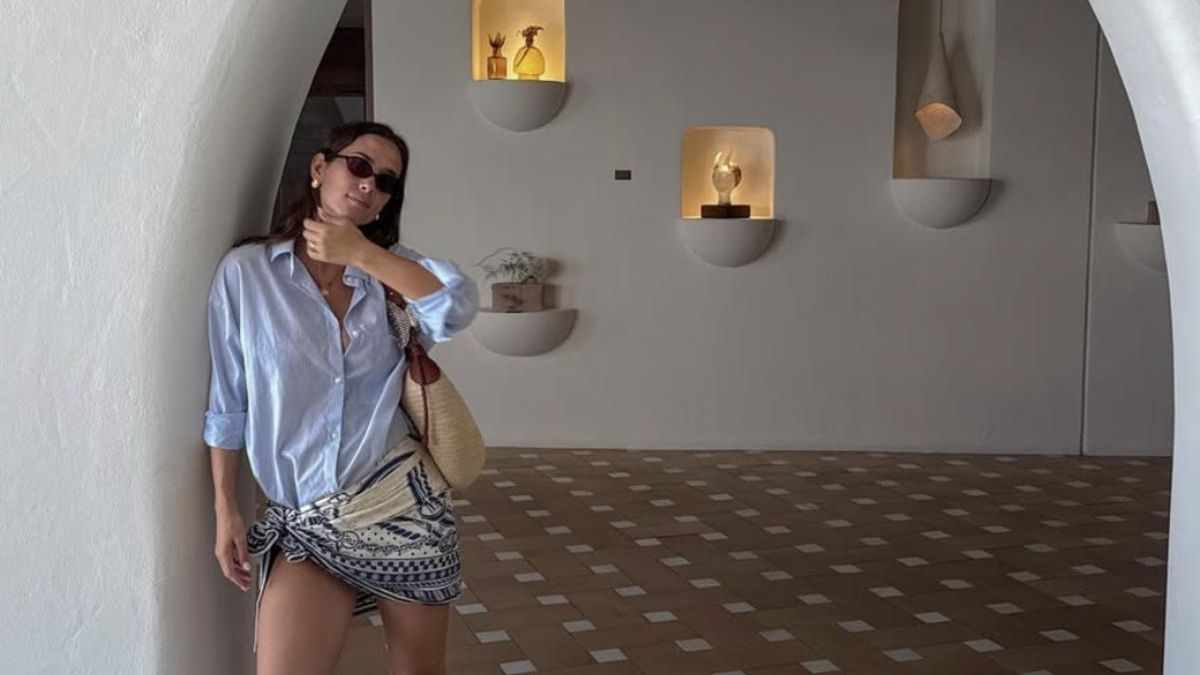 María Pombo vestida con una camisa masculina y un pareo