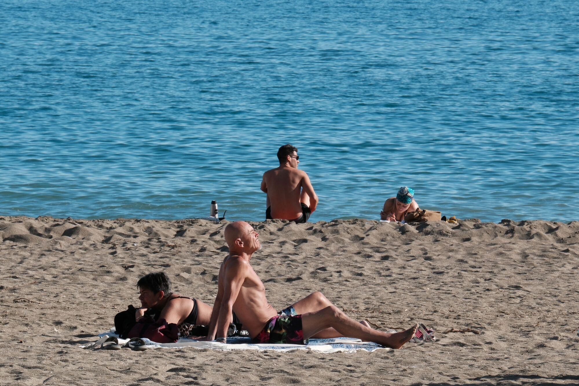 Cientos de personas disfrutan del domingo en la playa por la subida de las temperaturas