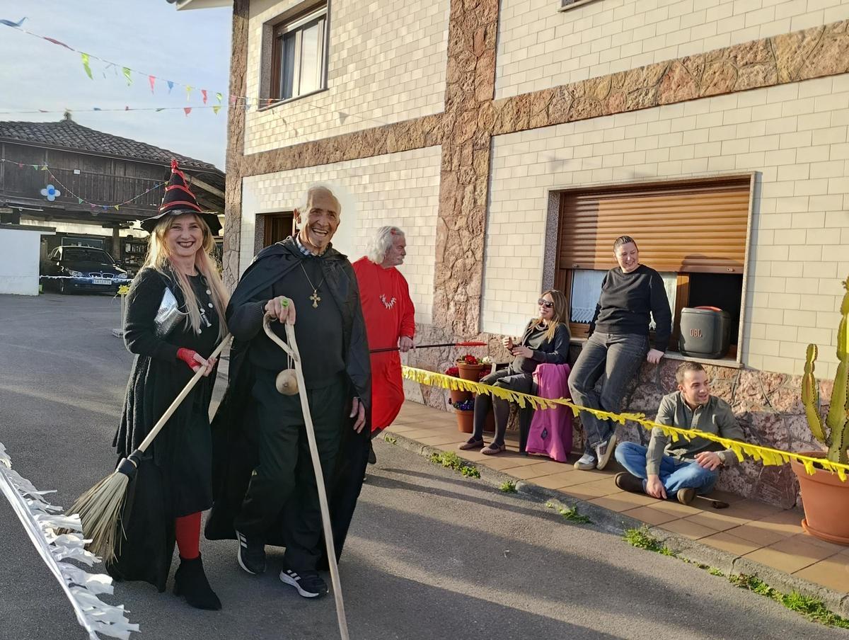 Un momento del desfile de disfraces.