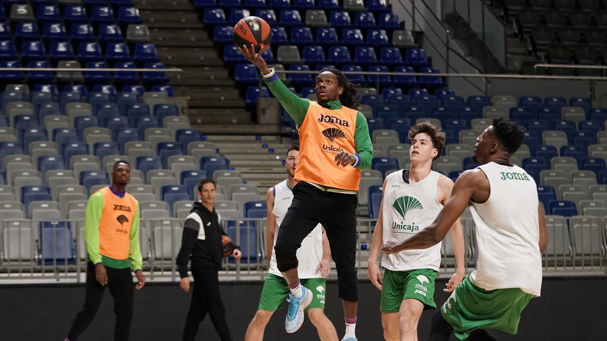 Kendrick Perry lanza a canasta en un entrenamiento del Unicaja.
