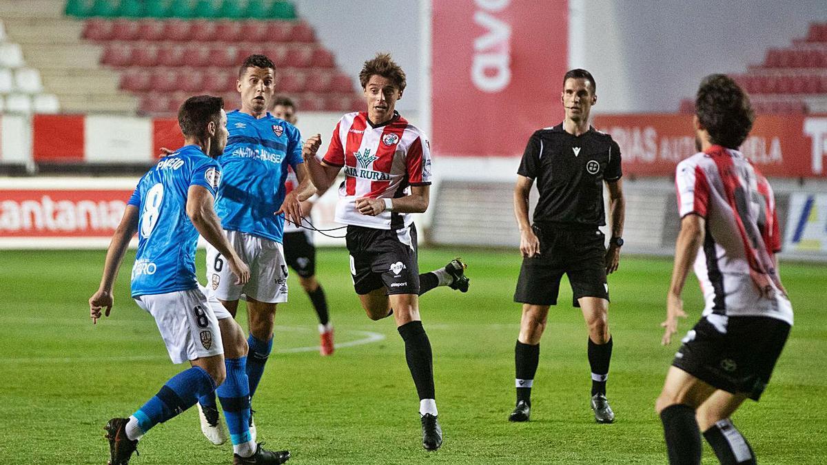 Arriba, Julián Luque cabecea el esférico tratando de generar una ocasión para Javi Navas. | Emilio Fraile

Junto a estas líneas, Dani Hernández habilita a Baselga en una clara acción de ataque. | Emilio Fraile

Abajo, el UD Logroñés celebra uno de sus cuatro tantos en el Ruta de la Plata. | Emilio Fraile