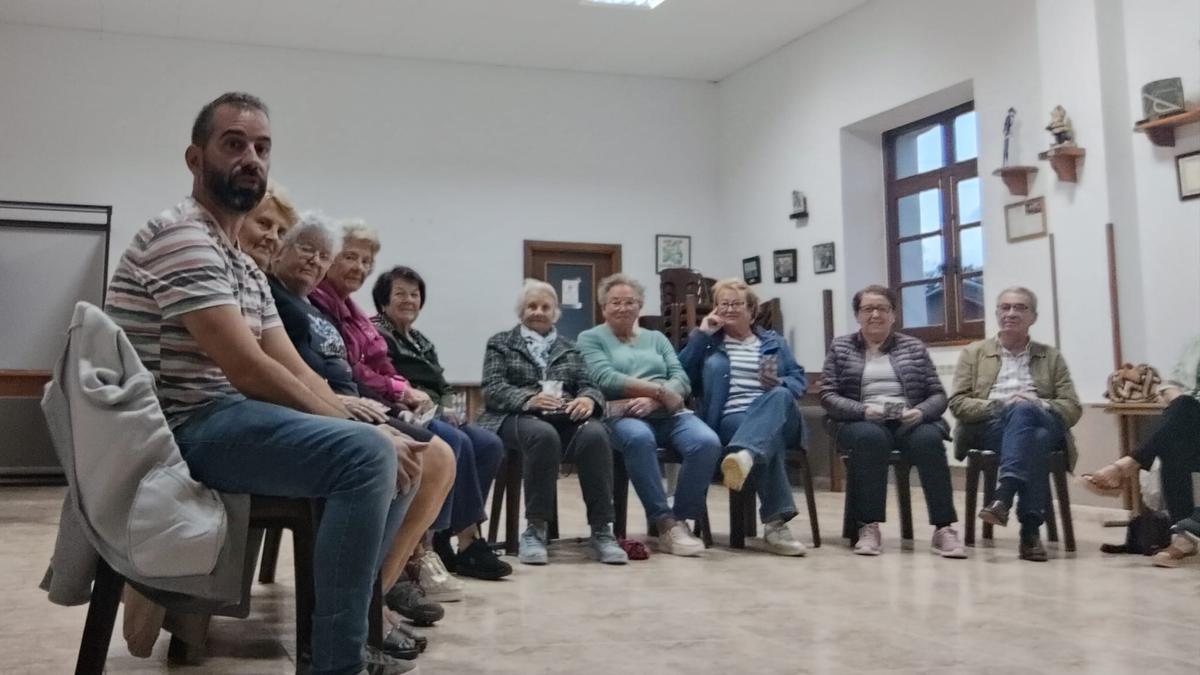 En primer término, Fernando López-Cancio junto a los participantes en un taller de memoria que imparte en Mántaras.