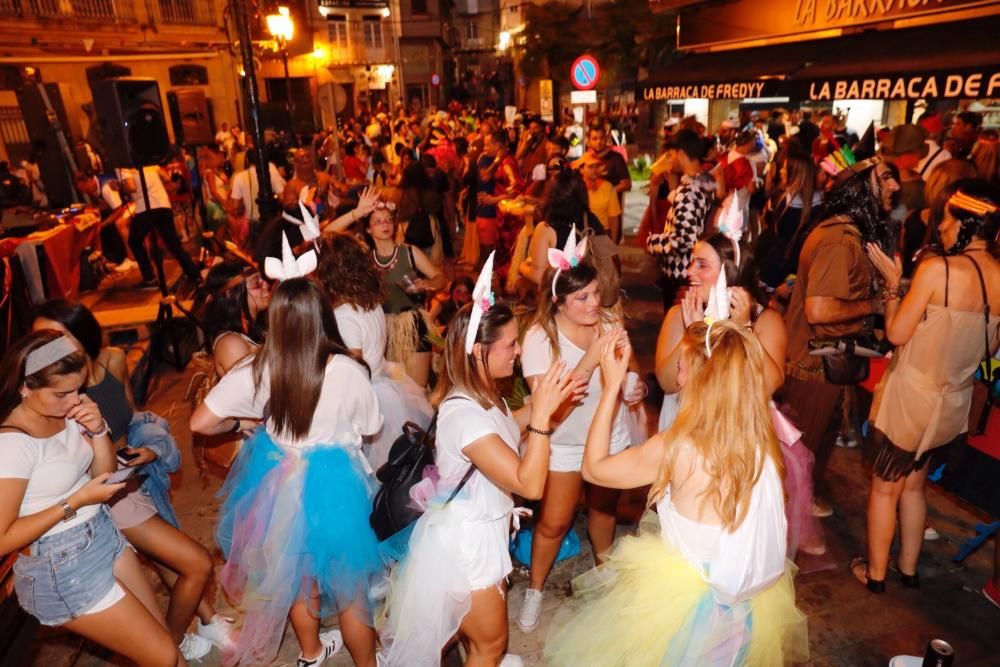 El Carnaval de verano colorea Redondela con miles de disfraces.