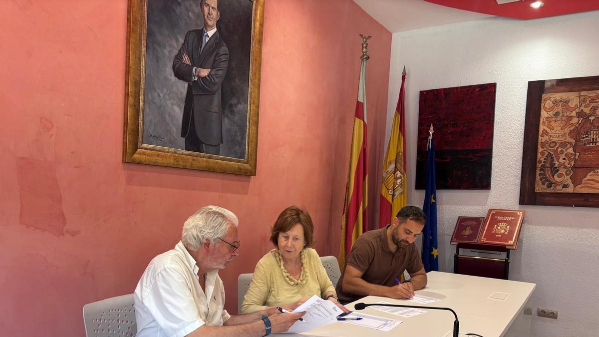 La  presidenta de la Fundació Hàbitat3, Carme Trilla, y el alcalde Josep Almenar.