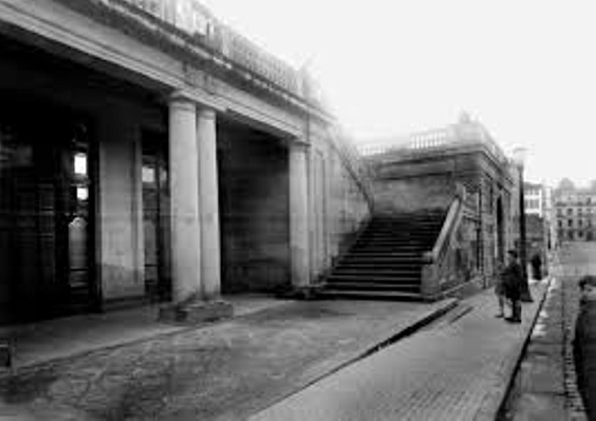 La escalinata monumental de la Praza de Portugal, que daba a la calle Uruguay, con la hornacina que cobijaba una de las fuentes de tritones.