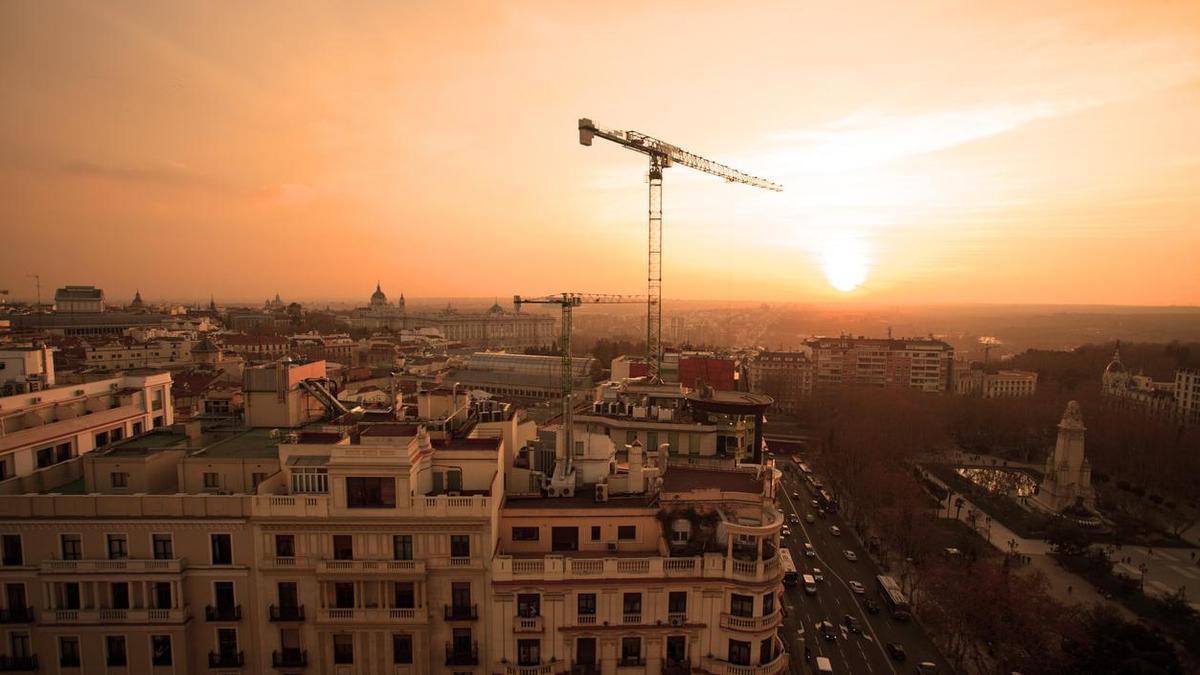 Grua en Madrid al atardecer