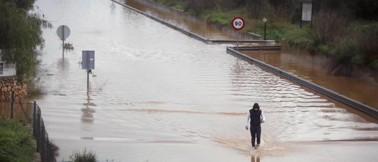 Imagen de la carretera de Campos a la Colònia de Sant Jordi el lunes.