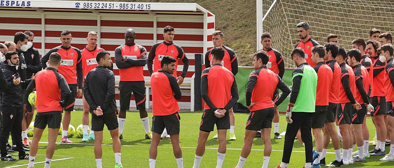 Cuerpo técnico y jugadores formando un círculo sobre el césped antes de comenzar a entrenar. | Juan Plaza