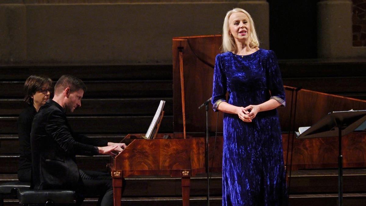 La cantante Anne Sofie Von Otter en el Palau de la Müsica junto a Kristian Bezuindenhout.