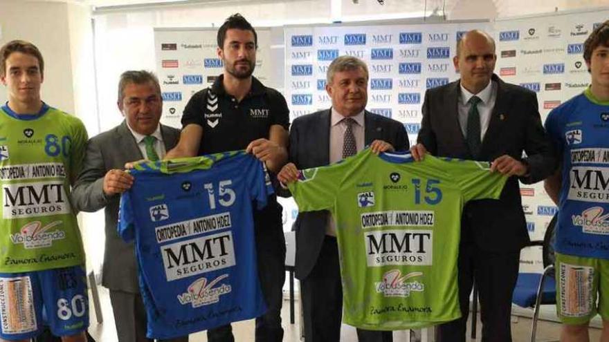 Román Rodríguez muestra la camiseta del Balonmano Zamora, junto a Jortos, José Antonio Quintana, Santiago Lorenzo y dos canteranos.