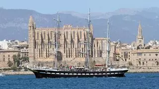 Llega a Palma el histórico velero francés 'Belem', que ha transportado la llama olímpica de París 2024