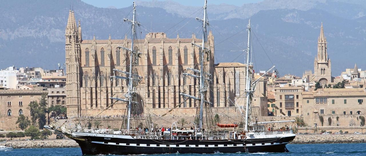 Llega a Palma el histórico velero francés &#039;Belem&#039;, que ha transportado la llama olímpica de París 2024