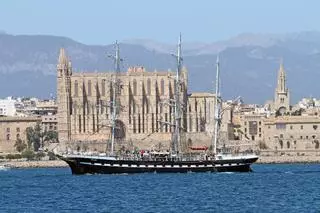 Llega a Palma el histórico velero francés 'Belem', que ha transportado la llama olímpica de París 2024