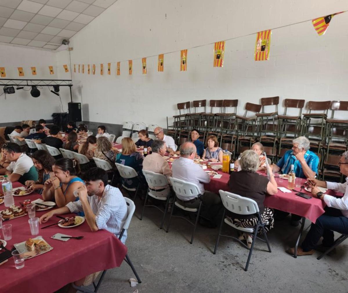 Los vecinos se reunieron para hacer una comida popular