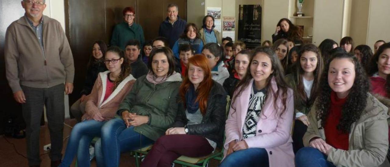 A la izquierda, Ricardo Anadón, ayer, con los alumnos del colegio Aurelio Menéndez de Ibias.