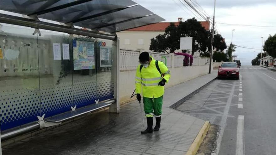 Santa Pola refuerza la desinfección en calles y prohíbe salir con la mascota a más de 200 metros de casa