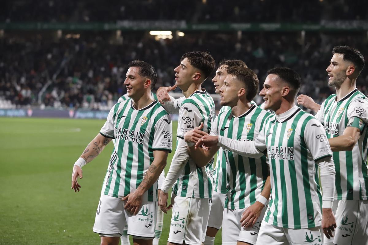 Los futbolistas del Córdoba CF celebran uno de sus goles ante el Real Valladolid.