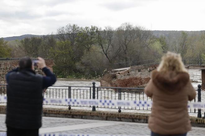 La crecida del río Tajo derrumba parte del puente Viejo de Talavera de la Reina (Toledo)