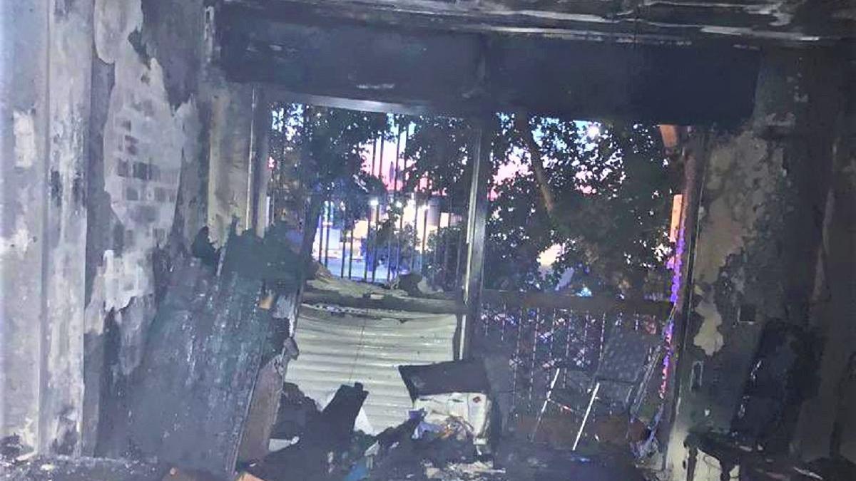 Aspecto de la vivienda que ha sido pasto de las llamas esta madrugada en la avenida de Libia, número 75, en Córdoba, en una imagen tomada por los bomberos.