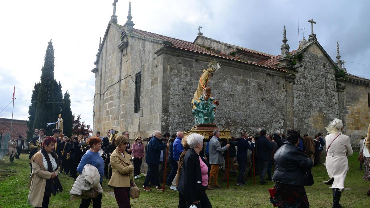 La procesión, rodenado el templo románico.