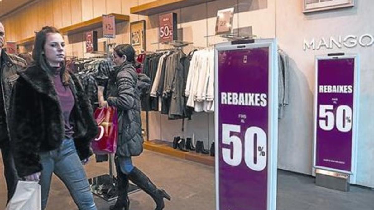 Clientes en una tienda de Mango en Barcelona.