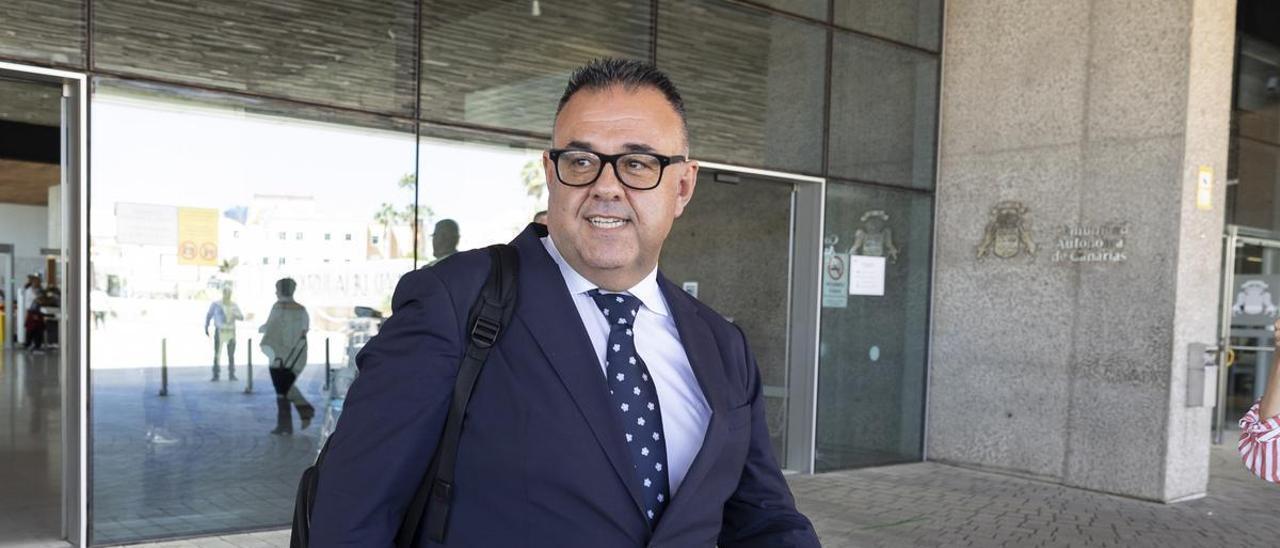 Conrado Dominguez a la salida del Juzgado número 7 de Las Palmas de Gran Canaria.
