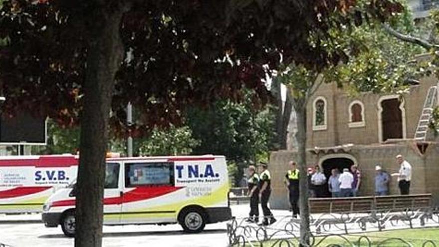 Imagen de la llegada de las ambulancias a la zona del accidente en la Glorieta de Gabriel Miró.