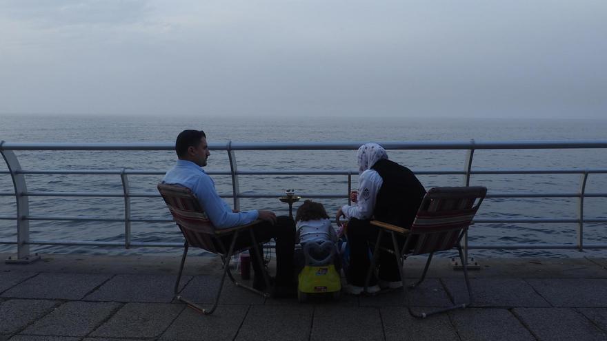 Una familia en la Corniche junto al mar
