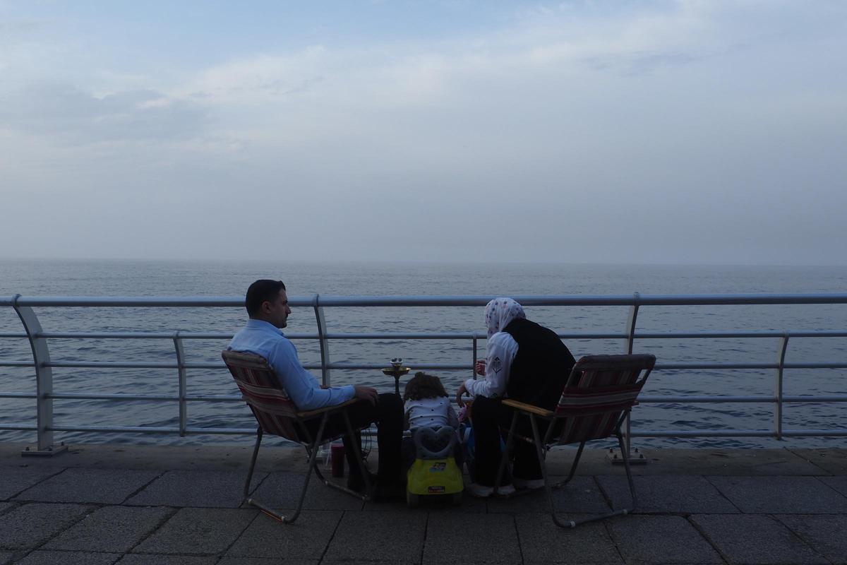 Una familia en la Corniche junto al mar