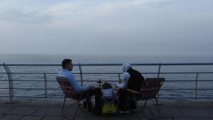 Una familia en la Corniche junto al mar