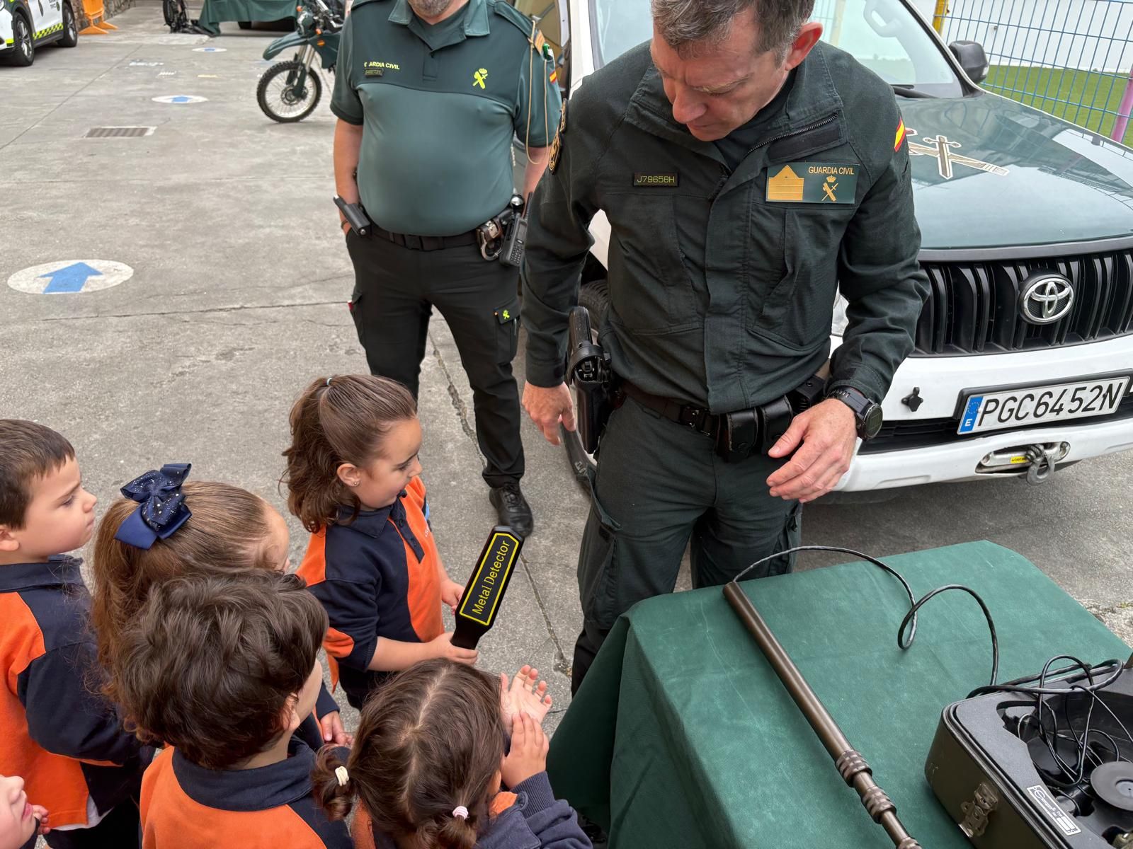 Exhibición de la Guardia Civil en el Colegio María Inmaculada de Laviana