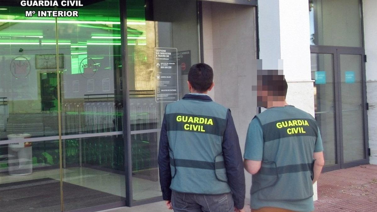 Guardia Civil frente a uno de los supermercados.