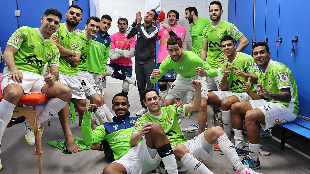Los jugadores del Palma Futsal posan felices en el vestuario del Ciudad de Tudela tras conquistar el triunfo.