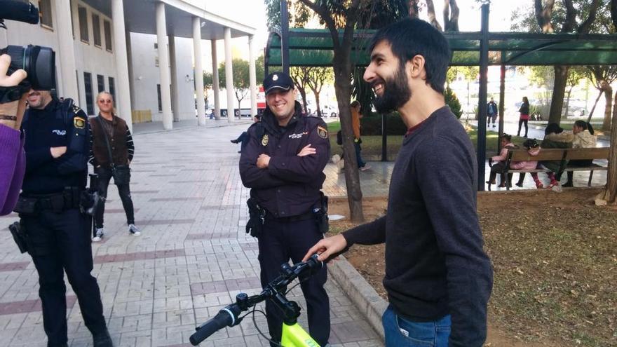 David y Francisco Javier sonríen durante la entrega de la bici.