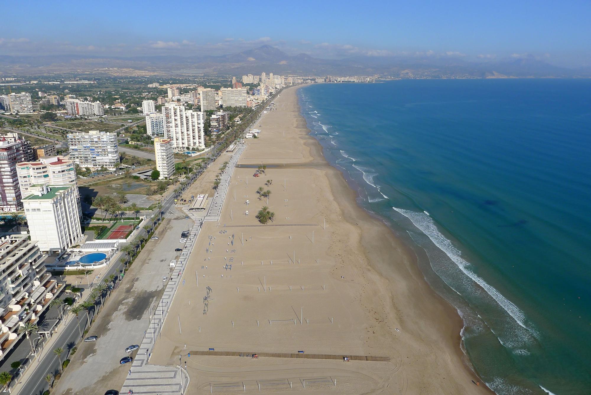 Las playas de Alicante pueden presumir de las de Banderas Azules con las que son reconocidas cada año.