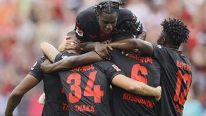 Los jugadores del Leverkusen celebran uno de sus goles