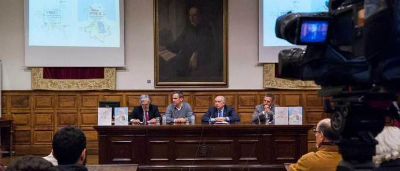 Por la izquierda, Gaspar Fernández, Vicente Domínguez, Vicente Gotor y Felipe Fernández. En las pantallas, mapas medievales de Oviedo y Gijón.