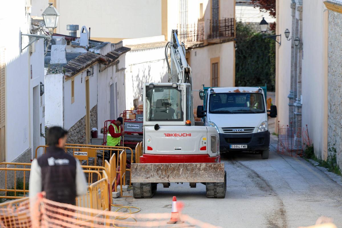 Obras en la calle del General Balanzat, donde está la iglesia de Santo Domingo, el pasado lunes.