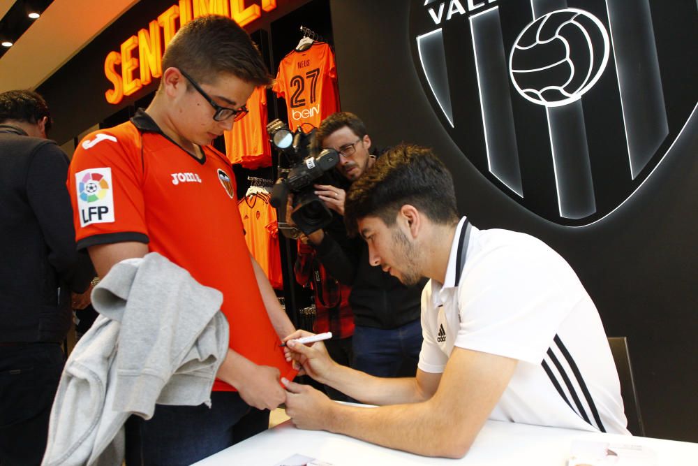 Carlos Soler desata la locura en la Megastore