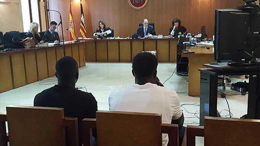 Los acusados de tentativa de homicidio, ayer, en la Audiencia.