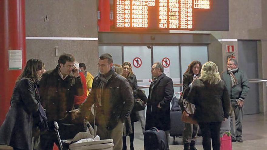 Pasajeros del desaparecido vuelo de Spanair entre Barcelona y Vigo tras conocer la noticia.  // J. Lores