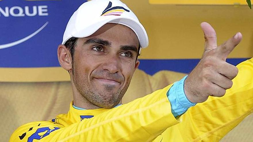 El español Alberto Contador, con el maillot amarillo, en el podio del Tour de Francia.