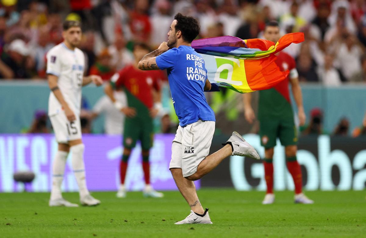 Un espontani irromp en el Portugal-Uruguai amb una bandera LGTBI Un espontani irromp en el Portugal-Uruguai amb una bandera LGTBI